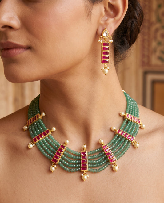 Handcrafted 22kt Gold Reversible Polki Kundan Set with 4 Carat Certified Syndicate Polki Flipping Between Polki and Kundan Faces in Thapa Work