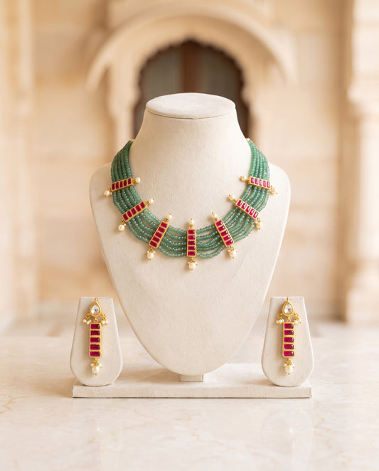 Handcrafted 22kt Gold Reversible Polki Kundan Set with 4 Carat Certified Syndicate Polki Flipping Between Polki and Kundan Faces in Thapa Work